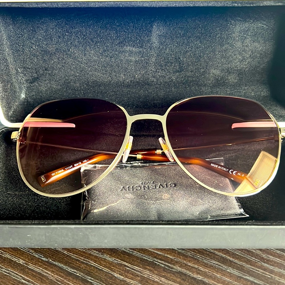 🛑🛑SOLD🛑🛑Givenchy sunglasses! Get ready for summer 2023!